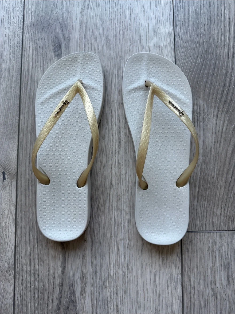 Ipanema Flip Flops NEW Women’s 10 Sandals Cream Gold Beach Cruise Vaca Travel